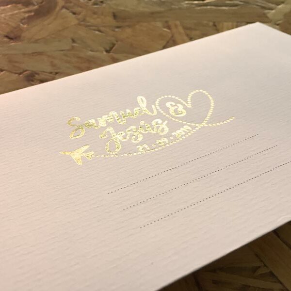 sobre verjurado para boda marcado con dorado y línea de puntos para escritura a mano