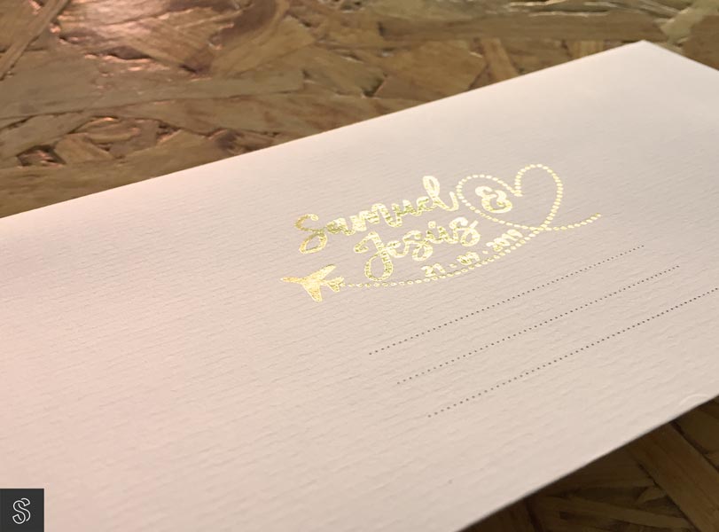 sobre verjurado para boda marcado con dorado y línea de puntos para escritura a mano
