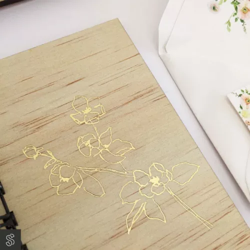 Muestrario de papelería de Boda incluye más de 15 referencias de papeles, texturas y acabados metalizados de Boda acabado Dorado metalizado sobre madera