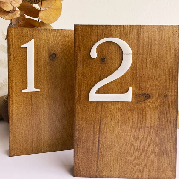 02 numeros de mesa en madera boda en tonos cálidos