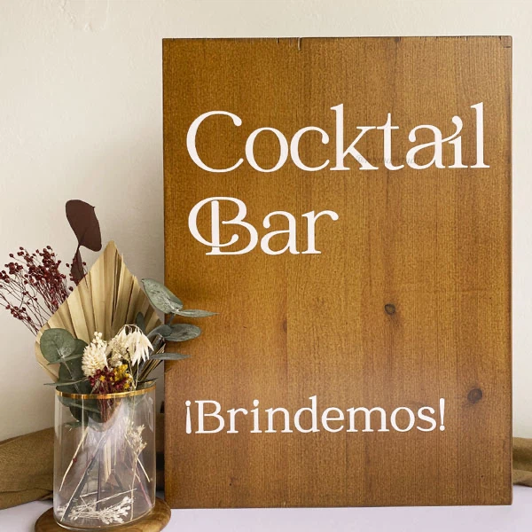 04 cartel cocktail bar en madera boda en tonos cálidos