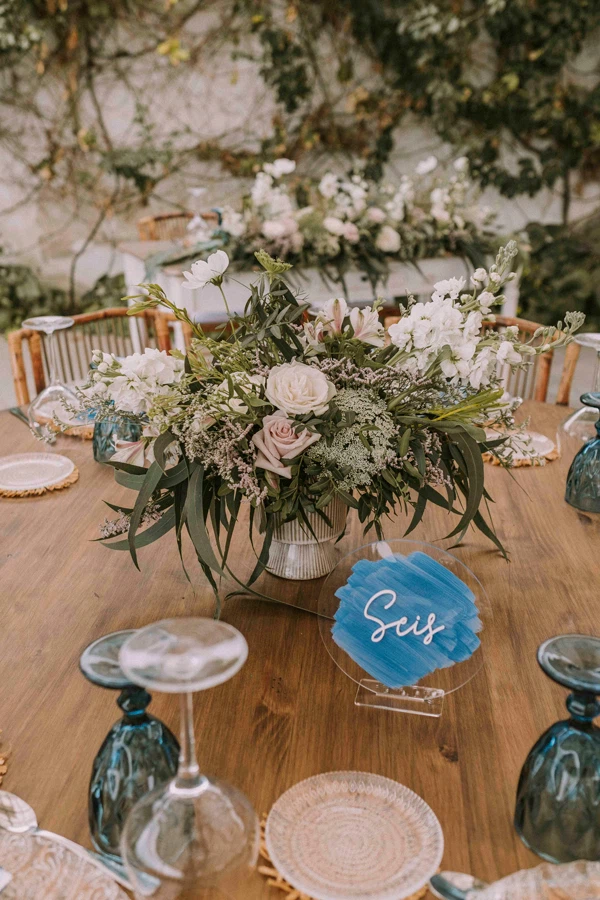 numero de mesa en tono azul en una boda