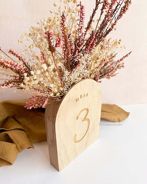 Números de mesa de boda en madera con flores