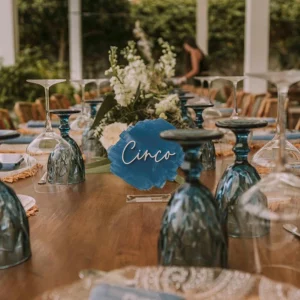 numero de mesa transparente azul en una boda