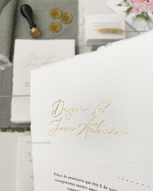 Invitación de boda clásica con letras en dorado